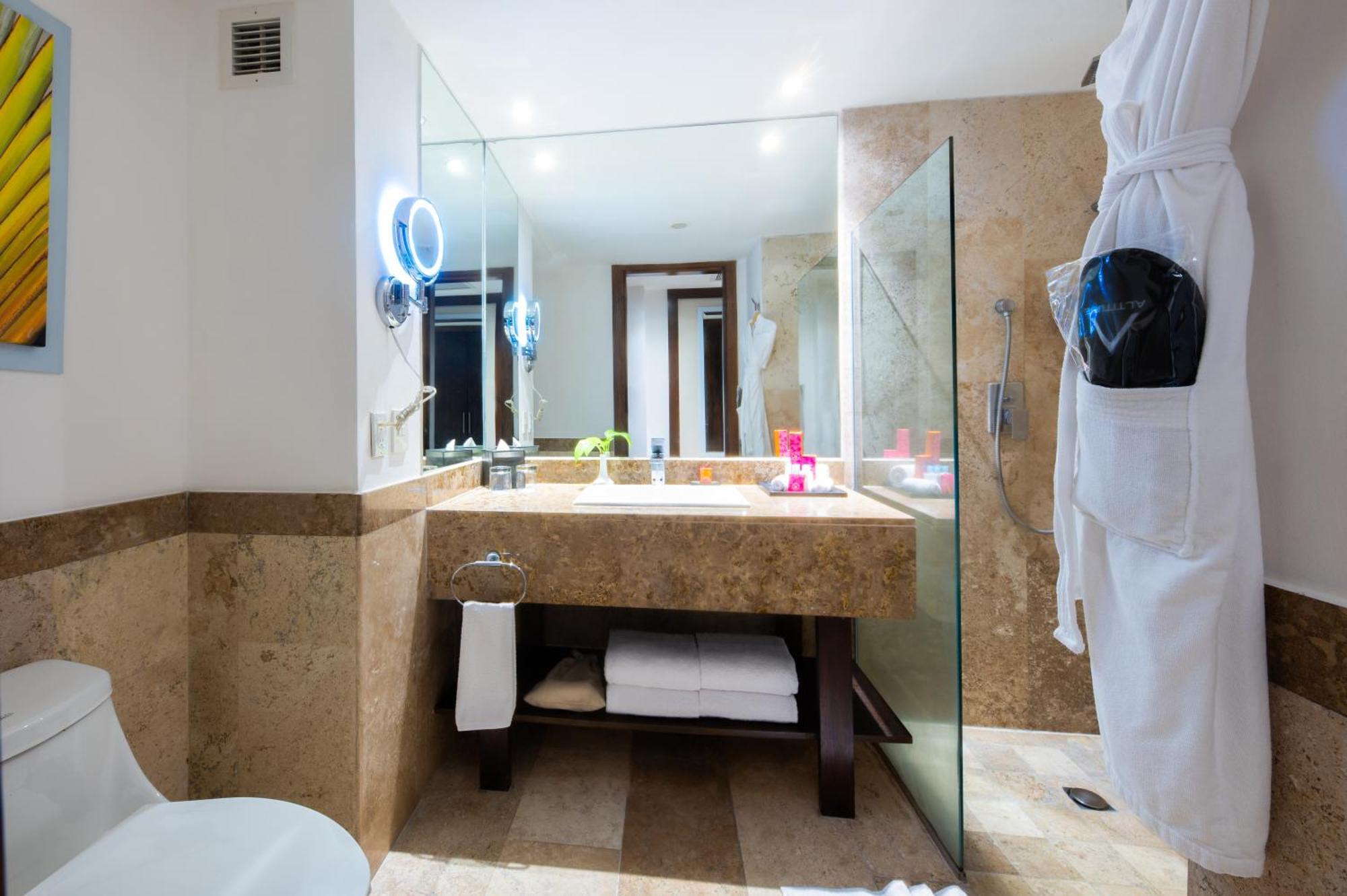 Suite Junior Club Altitude con cama extragrande y acceso directo a la piscina